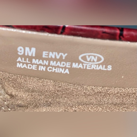 AREOSOLE Envy burgundy shinny faux leather crocodile print heel pumps NEW size 9 - Picture 3 of 10